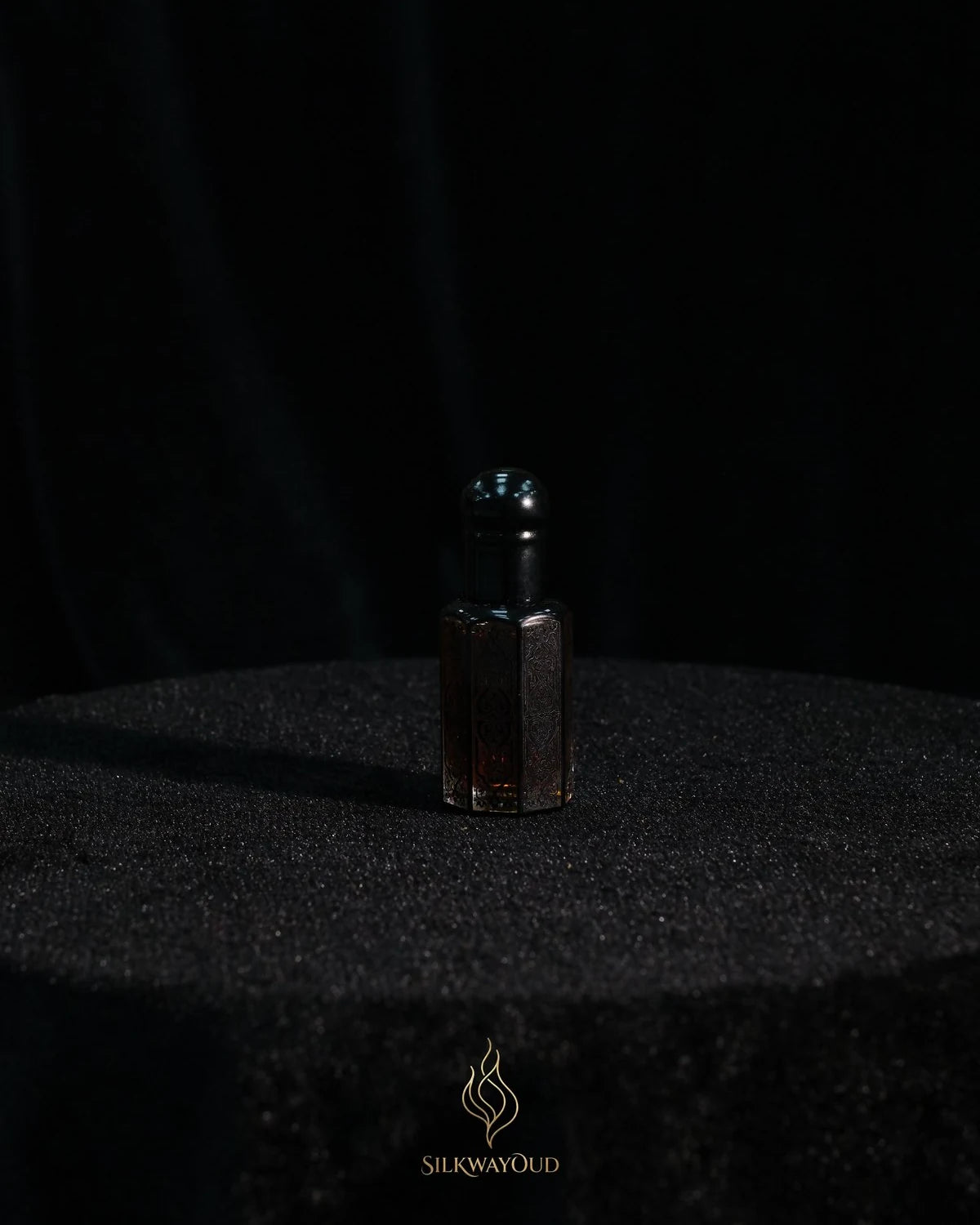 Oud oil bottle for aging and storage guide